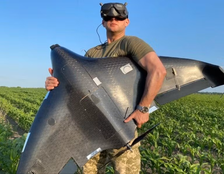 Một binh sĩ Ukraine đang cầm drone mới. Ảnh: Bộ Tư lệnh Không quân Ukraine phía Tây