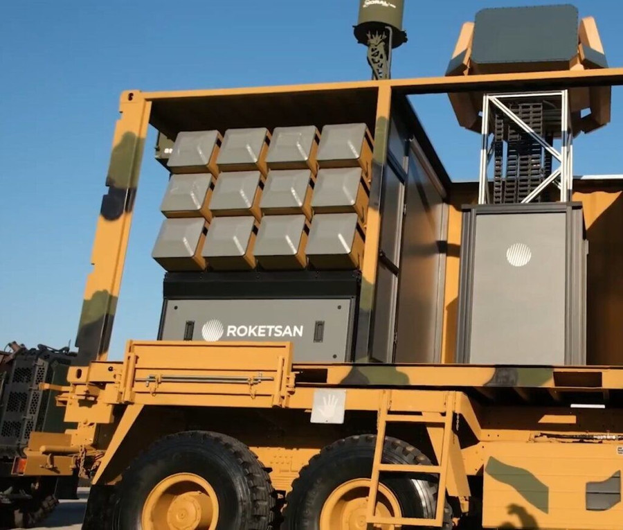 Các bệ phóng EREN được gắn trên một chiếc xe tải màu vàng. Ảnh: Turkish Century. be-phong-drone-giau-kin-he-lo-tham-vong-kieu-chien-dich-mang-nhen-2.jpg