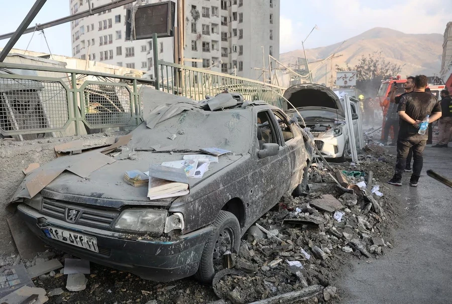 Những chiếc xe bị hư hại sau cuộc không kích của Israel, tại Tehran, Iran, ngày 13/6. Ảnh: REUTERS