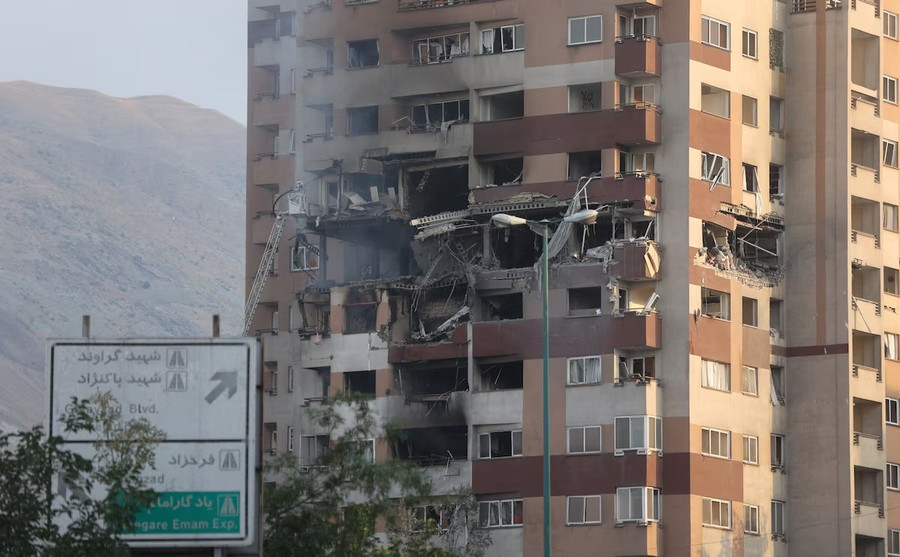 Một tòa nhà bị hư hại sau các cuộc không kích của Israel, tại Tehran, Iran, ngày 13/6. Ảnh: REUTERS to-israel-cung-my-tan-cong-khu-dan-cu-iran-tuyen-bo-dap-tra-du-doi-2.jpg