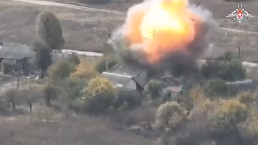 Cảnh bom FAB-3000 và tên lửa LMUR Kh-39 thiêu rụi mục tiêu