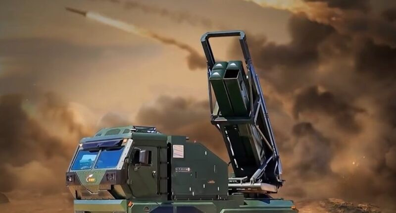 Bệ phóng tên lửa đa nòng Rad’a 300, được lắp trên khung gầm bánh xích, đang triển khai ống phóng. Ảnh: Abdalla82101103 qua X