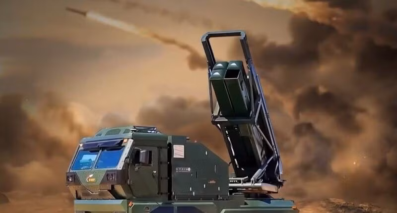 Bệ phóng tên lửa đa nòng Rad’a 300, được lắp trên khung gầm bánh xích, đang triển khai ống phóng. Ảnh: Abdalla82101103 qua X