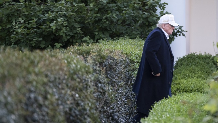 Tổng thống Mỹ Donald Trump đi bộ đến Phòng Bầu dục sau khi hạ cánh trên trực thăng Marine One tại Bãi cỏ phía Nam của Nhà Trắng ngày 27/4 tại Washington, DC. Ảnh: Pete Marovich/Getty Images