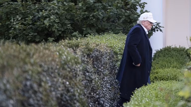 Tổng thống Mỹ Donald Trump đi bộ đến Phòng Bầu dục sau khi hạ cánh trên trực thăng Marine One tại Bãi cỏ phía Nam của Nhà Trắng ngày 27/4 tại Washington, DC. Ảnh: Pete Marovich/Getty Images