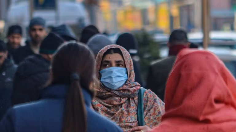 Một người phụ nữ đeo khẩu trang đi trên con đường ở Srinagar, Jammu và Kashmir, ngày 7/1. Ảnh: © Firdous Nazir/NurPhoto qua Getty Images