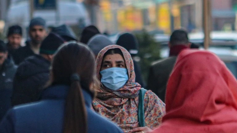 Một người phụ nữ đeo khẩu trang đi trên con đường ở Srinagar, Jammu và Kashmir, ngày 7/1. Ảnh: © Firdous Nazir/NurPhoto qua Getty Images