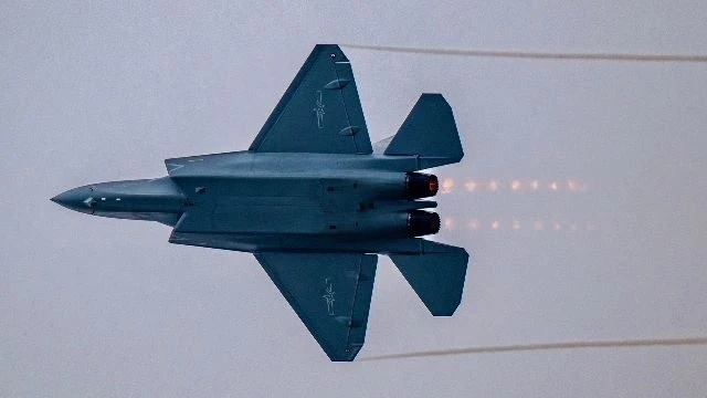 Tiêm kích tàng hình J-35 mang tên lửa PL-17 đặt thách thức mới 