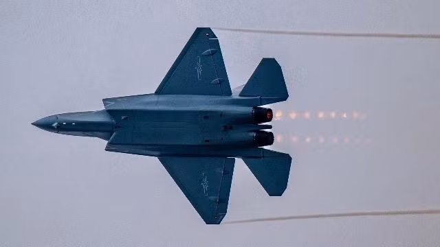 Tiêm kích tàng hình J-35 mang tên lửa PL-17 đặt thách thức mới 