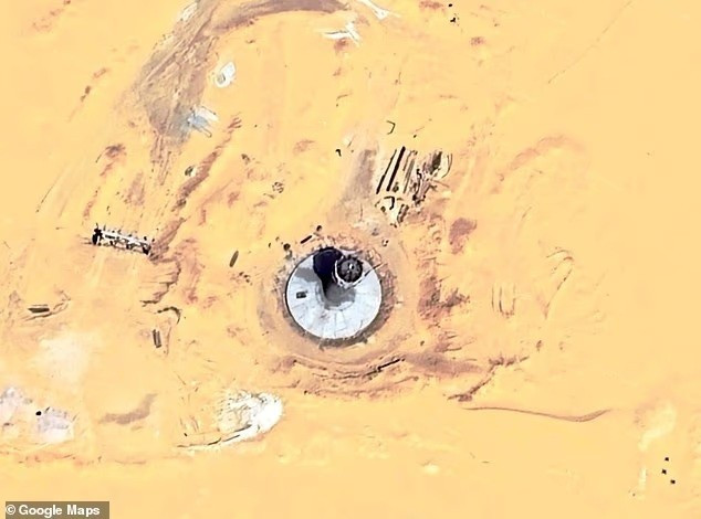 Một chút về phía tây nam của 'UFO', bạn có thể thấy một tuabin gió khác đang được xây dựng với nhiều tháp được thêm vào ufo-bi-chon-vui-21000-nam-duoi-cat-sahara-phat-hien-bat-ngo-tren-google-maps-4.jpg