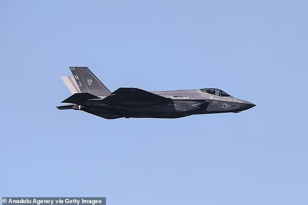 'Rough Raiders' là phi đội Hải quân chuyên huấn luyện phi công lái máy bay F-35 tiem-kich-f-35-roi-gay-chay-lan-4-hecta-2.jpg