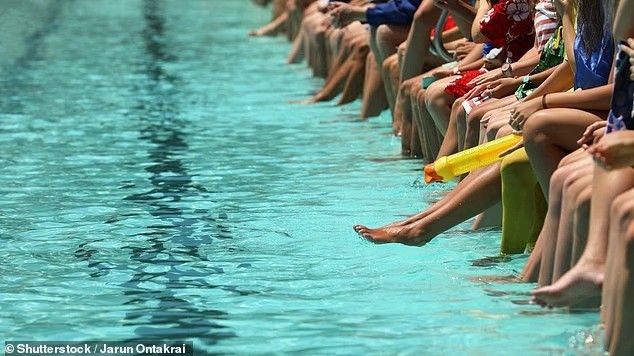 Giáo sư Cuchara cho biết các chất như mồ hôi và nước tiểu - thường có trong nước hồ bơi - tương tác với clo để tạo thành các sản phẩm phụ hóa học gọi là cloramin có thể gây nguy cơ cho sức khỏe.