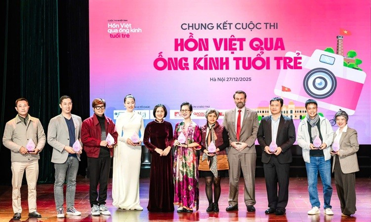 chung-ket-cuoc-thi-nhiep-anh-hon-viet-qua-ong-kinh-tuoi-tre-2025.jpg