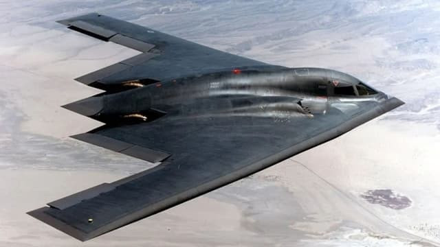 Máy bay ném bom tàng hình B-2 Spirit.