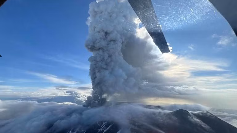 Núi lửa ngủ yên 600 năm bất ngờ phun trào sau động đất lớn ở Thái Bình Dương