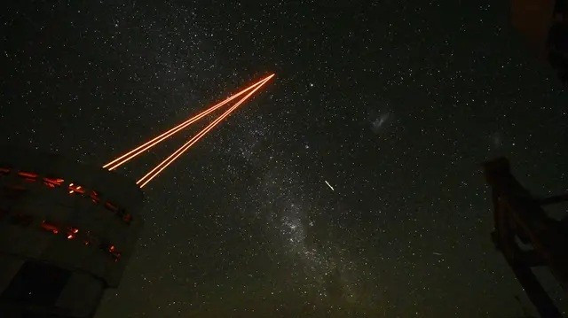 Hình ảnh các tia laser mạnh mẽ phát ra từ hệ thống laser mới trên Kính viễn vọng của ESO. (Ảnh minh họa)