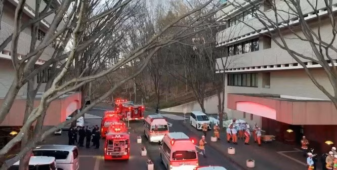 Các xe cứu thương được triển khai đến Cơ sở Tama của Đại học Hosei ở Machida, phía tây Tokyo, vào ngày 10/1. Ảnh: do một thành viên của trường cung cấp) (Kyodo)