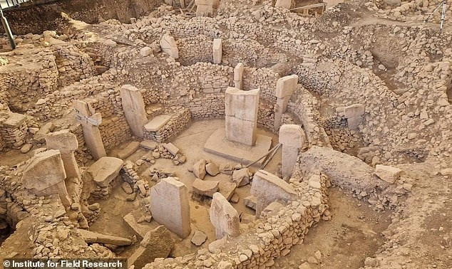 Di tích Göbekli Tepe là công trình nhân tạo lâu đời nhất từng được tìm thấy. bi-an-mendik-tepe-he-lo-khu-dinh-cu-co-xua-vuot-stonehenge-7000-nam-3.jpg
