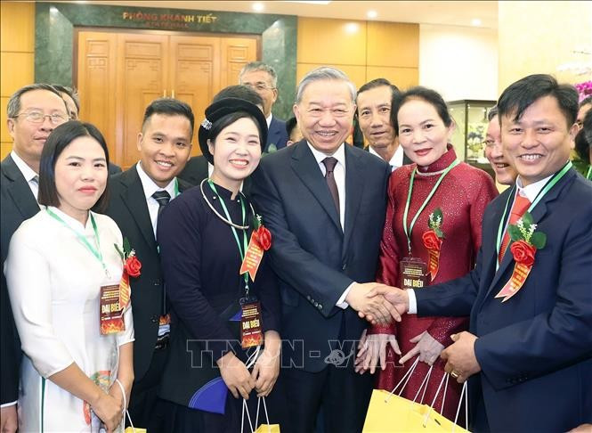Tổng Bí thư Tô Lâm và các đại biểu. Ảnh: Thống Nhất/TTXVN tong-bi-thu-to-lam-gap-mat-nong-dan-xuat-sac-nha-khoa-hoc-cua-nha-nong-nam-2025-4.jpg