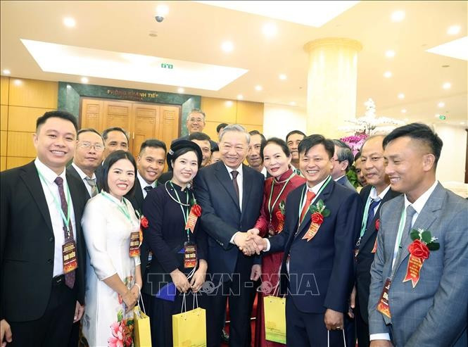 Tổng Bí thư Tô Lâm và các đại biểu. Ảnh: Thống Nhất/TTXVN tong-bi-thu-to-lam-gap-mat-nong-dan-xuat-sac-nha-khoa-hoc-cua-nha-nong-nam-2025-5.jpg