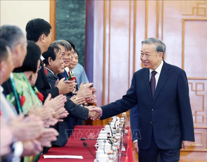 tong-bi-thu-to-lam-gap-mat-nong-dan-xuat-sac-nha-khoa-hoc-cua-nha-nong-nam-2025-2.jpg