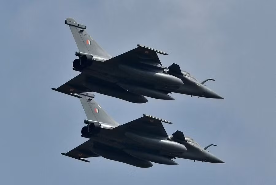 Máy bay chiến đấu Rafale của Không quân Ấn Độ bay ngang qua trong triển lãm hàng không "Aero India 2021" tại căn cứ không quân Yelahanka ở Bengaluru, Ấn Độ, ngày 3/2/ 2021. Ảnh: REUTERS.