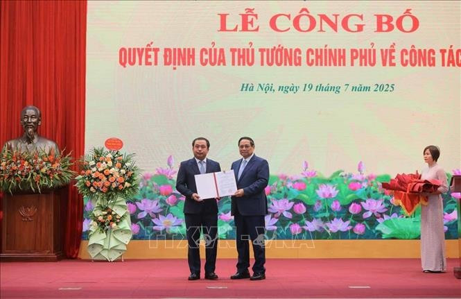 trao-quyet-dinh-bo-nhiem-quyen-bo-truong-bo-nong-nghiep-va-moi-truong-3.jpg