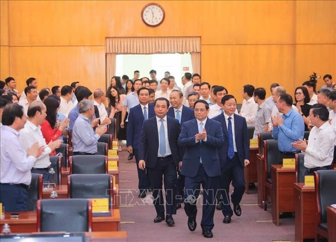 Thủ tướng Phạm Minh Chính và các đại biểu đến dự buổi lễ. (Ảnh: Hoàng Hiếu/TTXVN)