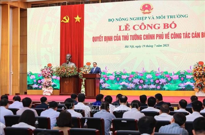 Quang cảnh buổi lễ. (Ảnh: Hoàng Hiếu/TTXVN) trao-quyet-dinh-bo-nhiem-quyen-bo-truong-bo-nong-nghiep-va-moi-truong-7.jpg