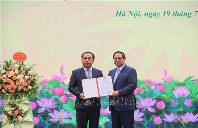 Thủ tướng Phạm Minh Chính trao Quyết định bổ nhiệm quyền Bộ trưởng Bộ Nông nghiệp và Môi trường cho ông Trần Đức Thắng. (Ảnh: Hoàng Hiếu/TTXVN) trao-quyet-dinh-bo-nhiem-quyen-bo-truong-bo-nong-nghiep-va-moi-truong-4.jpg