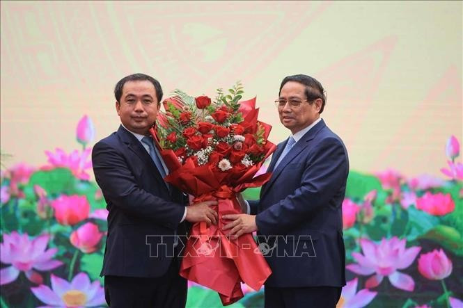 Thủ tướng Phạm Minh Chính tặng hoa chúc mừng quyền Bộ trưởng Bộ Nông nghiệp và Môi trường Trần Đức Thắng. (Ảnh: Hoàng Hiếu/TTXVN) trao-quyet-dinh-bo-nhiem-quyen-bo-truong-bo-nong-nghiep-va-moi-truong-6.jpg