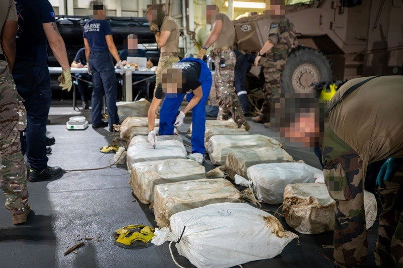 Các kiện hàng được cho là chứa ma túy. thu-giu-gan-10-tan-cocaine-tri-gia-hon-600-trieu-usd-tren-tau-ca-4.jpg