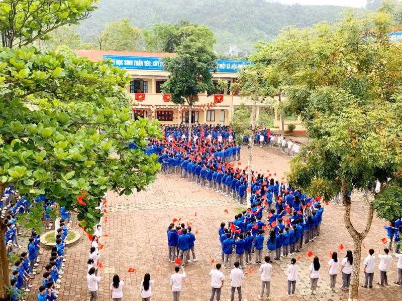 Gần 500 học sinh Lào Cai xếp hình bản đồ Tổ quốc trên sân trường