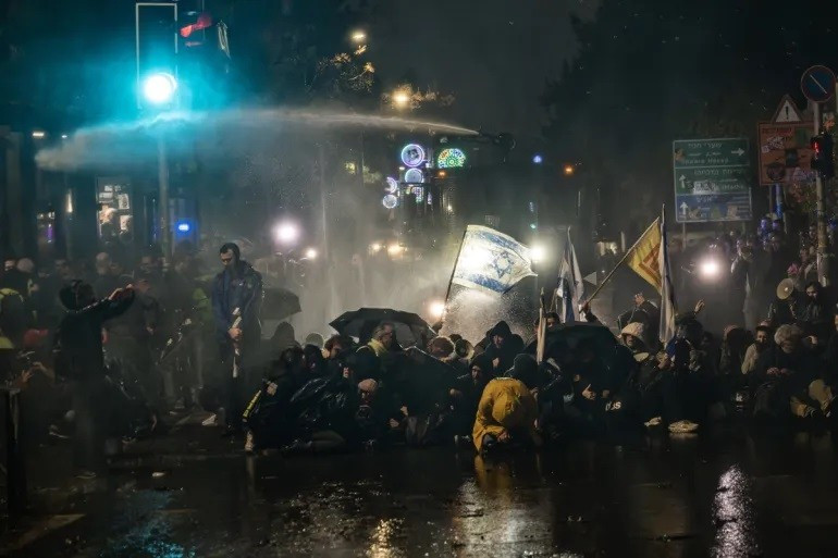 Cảnh sát Israel đã bắn vòi rồng vào những người Israel biểu tình bên ngoài dinh thự của Thủ tướng Israel Netanyahu ở phía tây Jerusalem ngày 19/3, tờ The Times of Israel đưa tin 