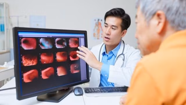 Một bác sĩ giải thích về xét nghiệm ung thư dạ dày cho một bệnh nhân lớn tuổi. (Ảnh: iStock)
