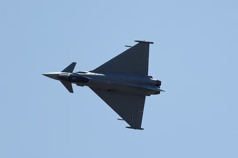 Một máy bay Eurofighter Typhoon của Không quân Đức trong một màn trình diễn trên không tại Triển lãm Hàng không Quốc tế Paris lần thứ 55 tại Sân bay Le Bourget gần Paris, Pháp.