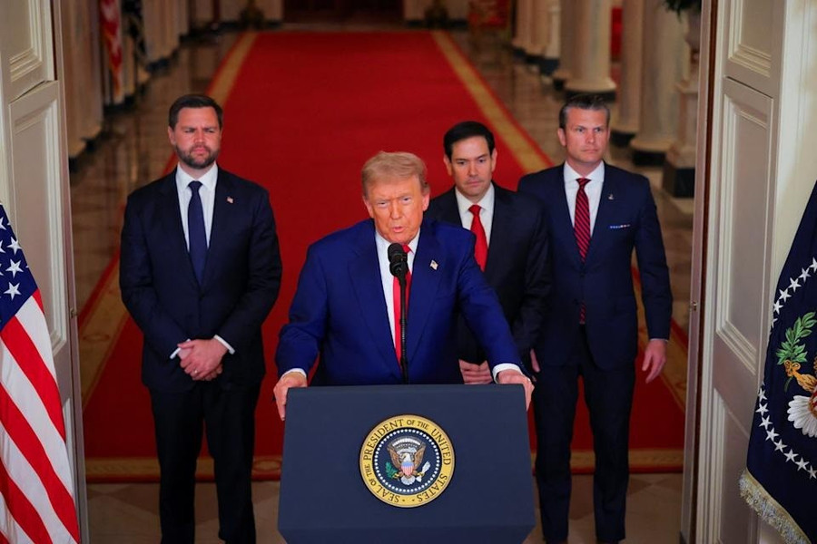 Tổng thống Trump và các quan chức Mỹ.
