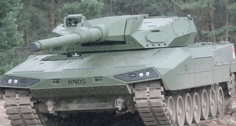 Nguyên mẫu xe tăng chiến đấu chủ lực KNDS Leopard 2A-RC 3.0 PT02 di chuyển qua địa hình lầy lội trong các cuộc thử nghiệm tại Đức.