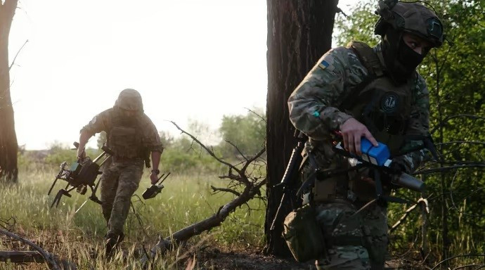 Binh sĩ Ukraine thiết lập UAV cho nhiệm vụ chiến đấu. Ảnh: Bộ Tổng tham mưu Lực lượng vũ trang Ukraine.