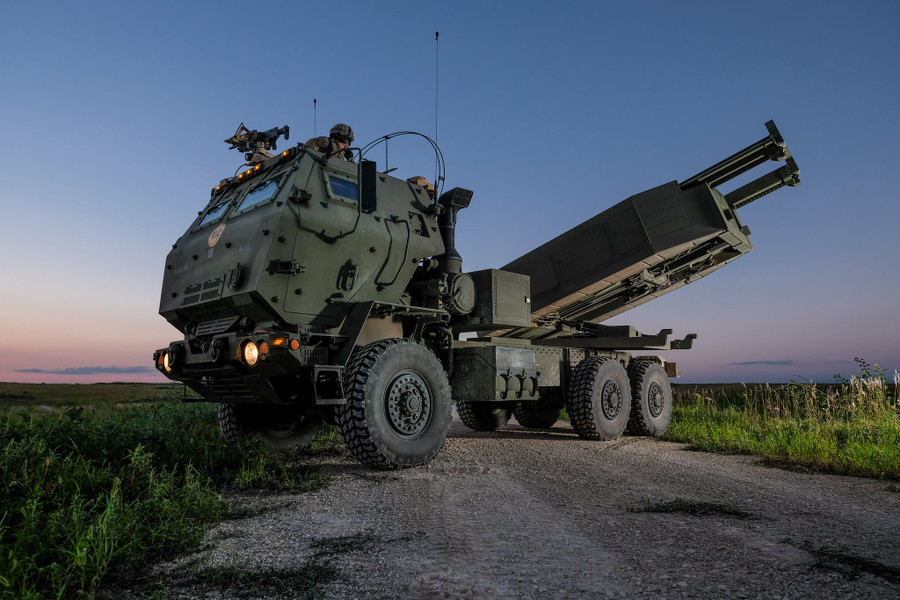 Một hệ thống pháo phản lực phóng loạt Himars của Vệ binh Quốc gia California. Ảnh: Vệ binh Quốc gia California. my-se-ban-sieu-phao-himars-cho-quoc-gia-tay-a-trong-thuong-vu-nua-ty-usd-2.jpg