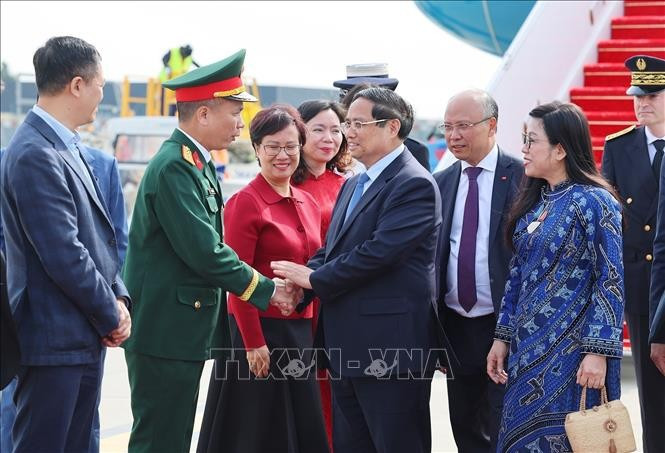 Cán bộ, nhân viên Đại sứ quán Việt Nam đón Thủ tướng Phạm Minh Chính và Phu nhân tại sân bay Orly, Thủ đô Paris. (Ảnh: Dương Giang/TTXVN) thu-tuong-pham-minh-chinh-den-paris-tiep-tuc-cac-hoat-dong-tai-phap-5.jpg
