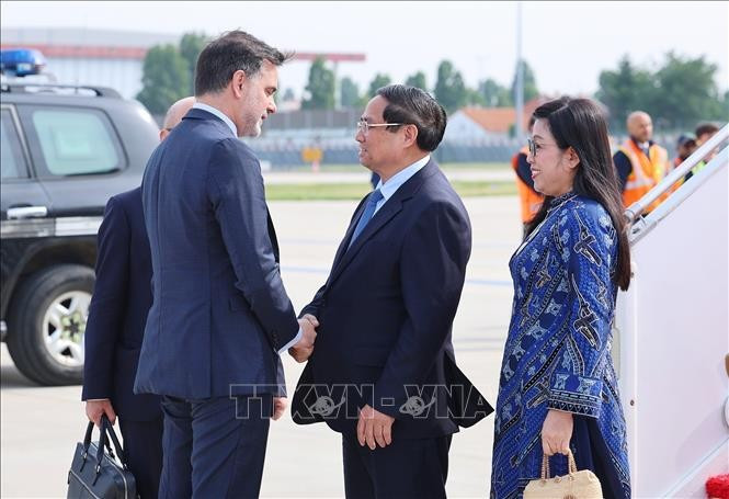 Các quan chức Pháp đón Thủ tướng Phạm Minh Chính và Phu nhân tại sân bay Orly, Thủ đô Paris. (Ảnh: Dương Giang/TTXVN)