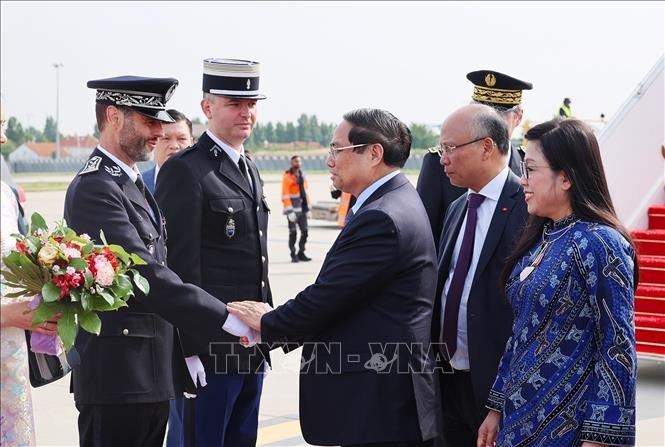 Các quan chức Pháp đón Thủ tướng Phạm Minh Chính và Phu nhân tại sân bay Orly, Thủ đô Paris. (Ảnh: Dương Giang/TTXVN) thu-tuong-pham-minh-chinh-den-paris-tiep-tuc-cac-hoat-dong-tai-phap-2.jpg