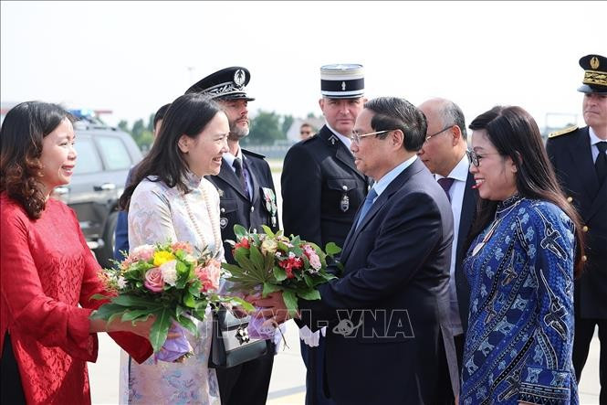 Cán bộ, nhân viên Đại sứ quán Việt Nam đón Thủ tướng Phạm Minh Chính và Phu nhân tại sân bay Orly, Thủ đô Paris. (Ảnh: Dương Giang/TTXVN) thu-tuong-pham-minh-chinh-den-paris-tiep-tuc-cac-hoat-dong-tai-phap-4.jpg