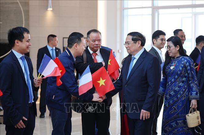 Cán bộ, nhân viên Đại sứ quán Việt Nam đón Thủ tướng Phạm Minh Chính và Phu nhân tại sân bay Orly, Thủ đô Paris. (Ảnh: Dương Giang/TTXVN) thu-tuong-pham-minh-chinh-den-paris-tiep-tuc-cac-hoat-dong-tai-phap-6.jpg