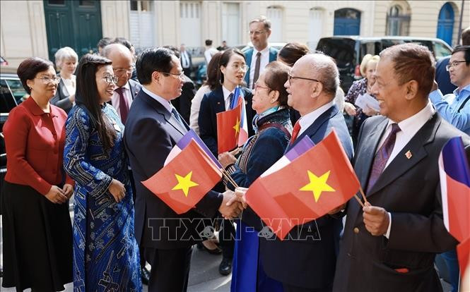 Cộng đồng người Việt Nam đón Thủ tướng Phạm Minh Chính và Phu nhân tại sân bay Orly, Thủ đô Paris. (Ảnh: Dương Giang/TTXVN) thu-tuong-pham-minh-chinh-den-paris-tiep-tuc-cac-hoat-dong-tai-phap-7.jpg