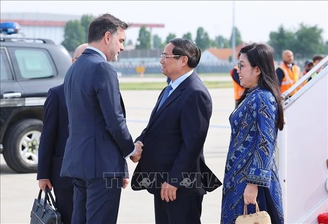 Các quan chức Pháp đón Thủ tướng Phạm Minh Chính và Phu nhân tại sân bay Orly, Thủ đô Paris. (Ảnh: Dương Giang/TTXVN)