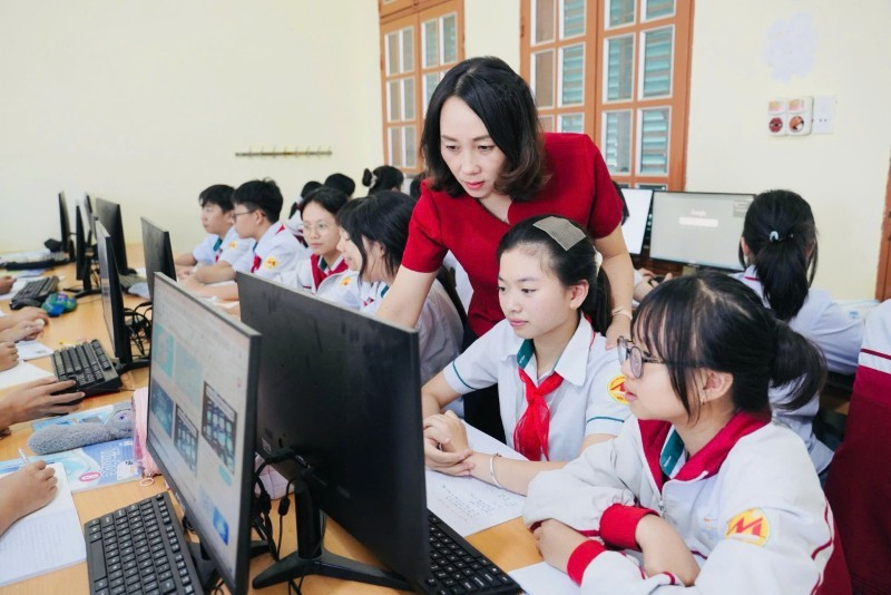 Cô giáo Đặng Thị Huệ, Tổng phụ trách Trường THCS Mộc Lỵ, phường Mộc Sơn, tỉnh Sơn La hướng dẫn cho các em học sinh.