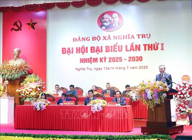 Tổng Bí thư Tô Lâm phát biểu chỉ đạo Đại hội đại biểu Đảng bộ xã Nghĩa Trụ lần thứ nhất, nhiệm kỳ 2025 - 2030. (Ảnh: Thống Nhất/TTXVN) tong-bi-thu-to-lam-phai-khang-dinh-vai-tro-cua-xa-trong-khong-gian-phat-trien-2.jpg