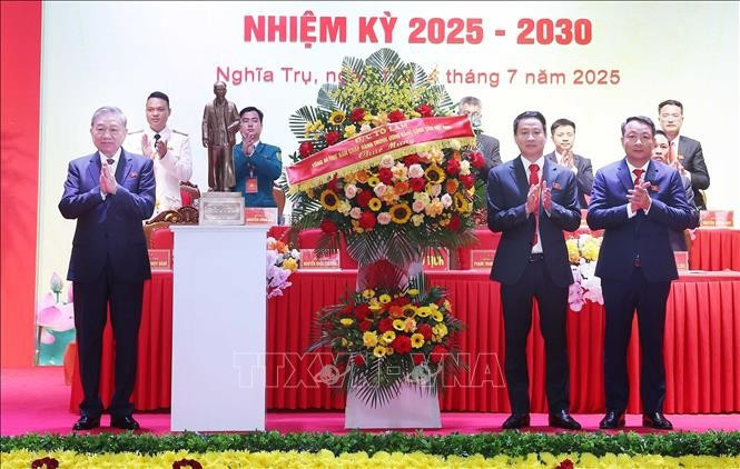 Tổng Bí thư Tô Lâm tặng lẵng hoa chúc mừng Đại hội đại biểu Đảng bộ xã Nghĩa Trụ nhiệm kỳ 2025 - 2030. (Ảnh: Thống Nhất/TTXVN)